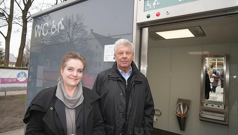 Schick und vielseitig: Oberbürgermeister Dieter Reiter und Baureferentin Jeanne-Marie Ehbauer begutachten die neue öffentliche Toilettenanlage in Berg am Laim.
