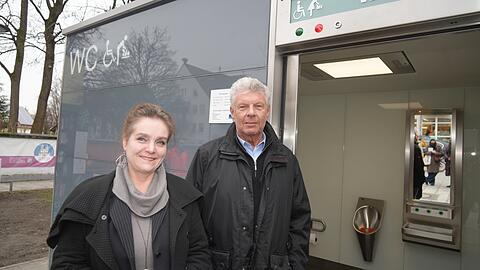 Schick und vielseitig: Oberbürgermeister Dieter Reiter und Baureferentin Jeanne-Marie Ehbauer begutachten die neue öffentliche Toilettenanlage in Berg am Laim.