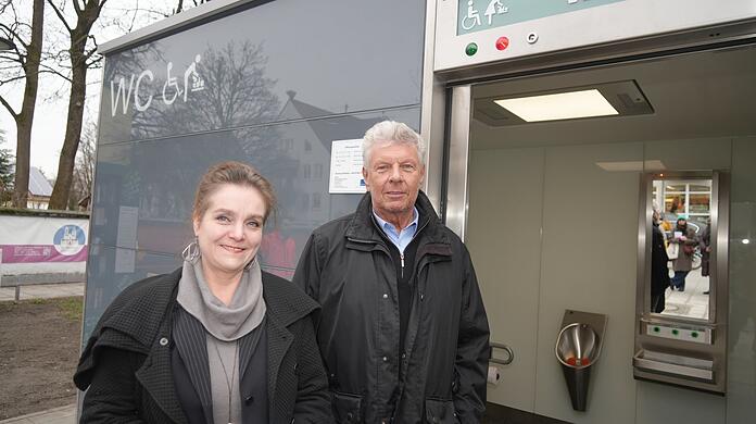 Schick und vielseitig: Oberbürgermeister Dieter Reiter und Baureferentin Jeanne-Marie Ehbauer begutachten die neue öffentliche Toilettenanlage in Berg am Laim.