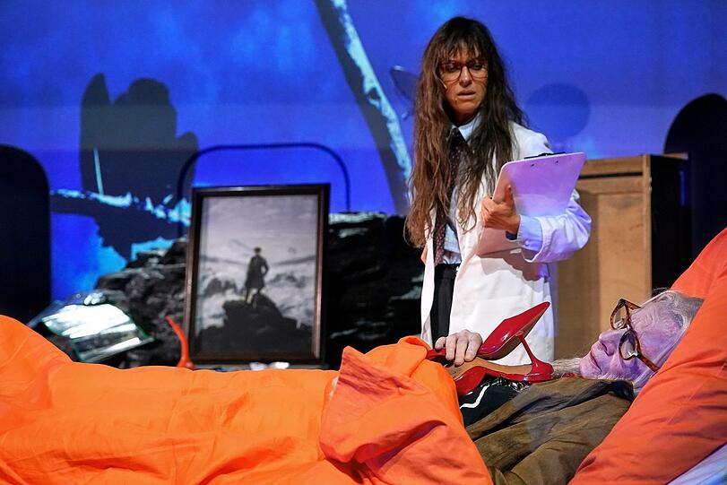 Katharina Bach mit Ulrike Willenbacher in "Asche".