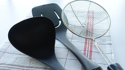 Küchenutensilien aus schwarzem Plastik können beim Erhitzen und Kochen Giftstoffe freisetzen. (Symbolbild)