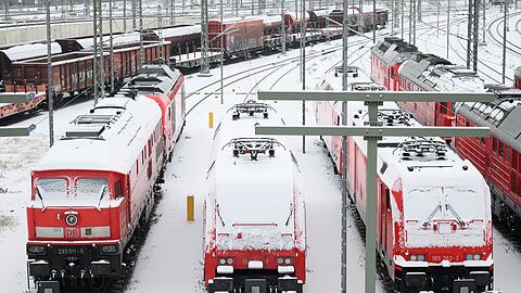 Im Bahnhof in Halle an der Saale sind die Lokomotiven mit Schnee bedeckt.