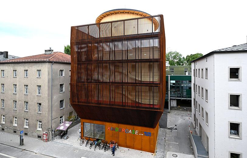 Der preisgekrönte Architekt Francis Kere gestaltete die neue Kita der TUM. Der preisgekrönte Architekt Francis Kere gestaltete die neue Kita der TUM.