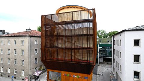 Der preisgekr&ouml;nte Architekt Francis Kere gestaltete die neue Kita der TUM.