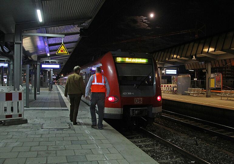 "Neues Stellwerk Pasing". 78 Stunden Bahnverkehr mit Hindernissen. Der Bahnsteig ist geschlossen.