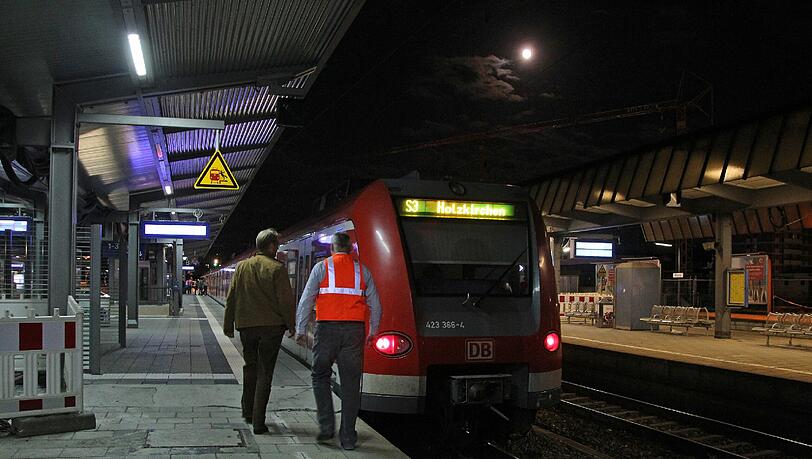 "Neues Stellwerk Pasing". 78 Stunden Bahnverkehr mit Hindernissen. Der Bahnsteig ist geschlossen. "Neues Stellwerk Pasing". 78 Stunden Bahnverkehr mit Hindernissen. Der Bahnsteig ist geschlossen.