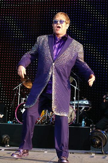 Von Kopf bis Fuß auf Lila eingestellt: Sir Elton John bringt einen Hauch Las Vegas in die oberbayerische Provinz.
