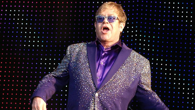 Von Kopf bis Fuß auf Lila eingestellt: Sir Elton John bringt einen Hauch Las Vegas in die oberbayerische Provinz. Von Kopf bis Fuß auf Lila eingestellt: Sir Elton John bringt einen Hauch Las Vegas in die oberbayerische Provinz.