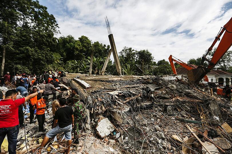 Mehr als 90 Tote nach schwerem Erdbeben in Indonesien