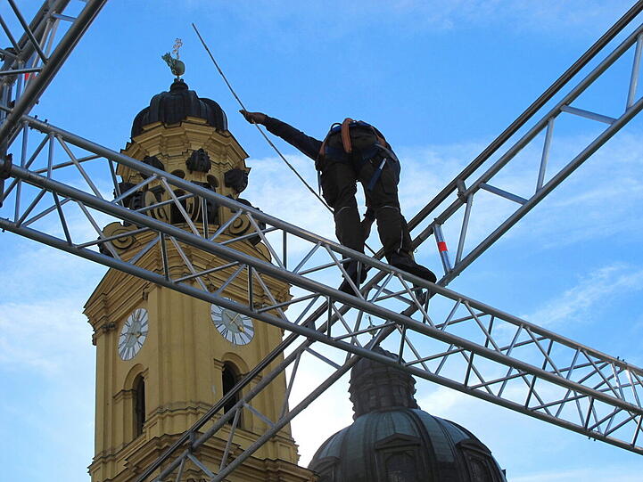 Die geschickten Kraxler vom Odeonsplatz bauen die Zuschauertribüne für den Tachtenumzug auf.
