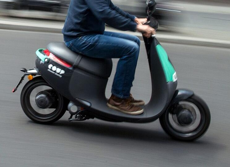 Ein junger Mann mühte sich mitten in der Nacht mit einem Roller ab. Ein Zeuge schöpfte Verdacht - und lag damit ganz richtig. (Symbolbild)