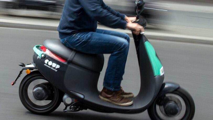 Mit 1,8 Promille und ohne Führerschein war ein Münchner auf einem Roller unterwegs. (Symbolbild)