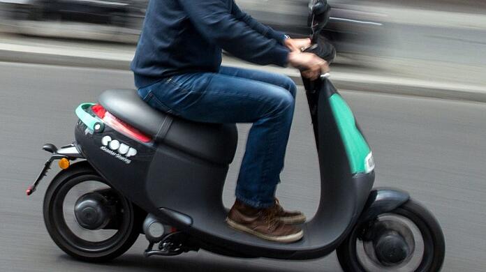 Mit 1,8 Promille und ohne Führerschein war ein Münchner auf einem Roller unterwegs. (Symbolbild)