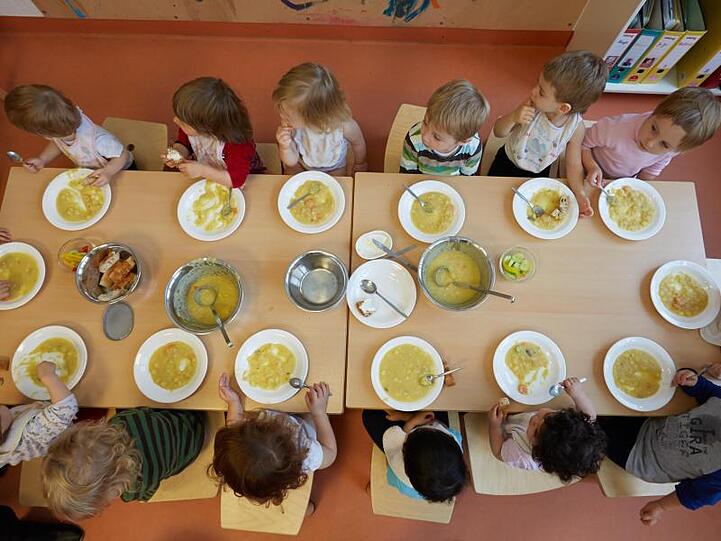 Hier gibt es Kartoffelsuppe: Die Krippen-Kinder einer Kita essen zu Mittag.