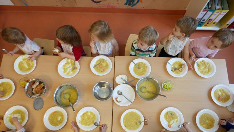 Hier gibt es Kartoffelsuppe: Die Krippen-Kinder einer Kita essen zu Mittag. Hier gibt es Kartoffelsuppe: Die Krippen-Kinder einer Kita essen zu Mittag.