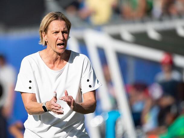 Trainerin Martina Voss-Tecklenburg feuert das deutsche Team an. Trainerin Martina Voss-Tecklenburg feuert das deutsche Team an.