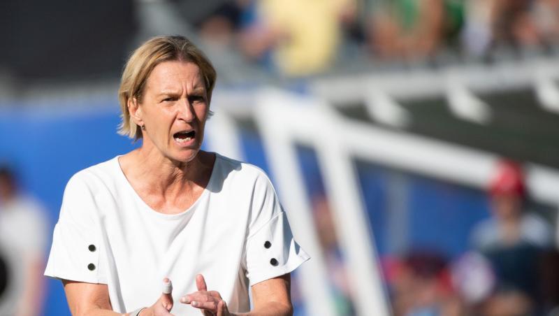 Trainerin Martina Voss-Tecklenburg feuert das deutsche Team an. Trainerin Martina Voss-Tecklenburg feuert das deutsche Team an.