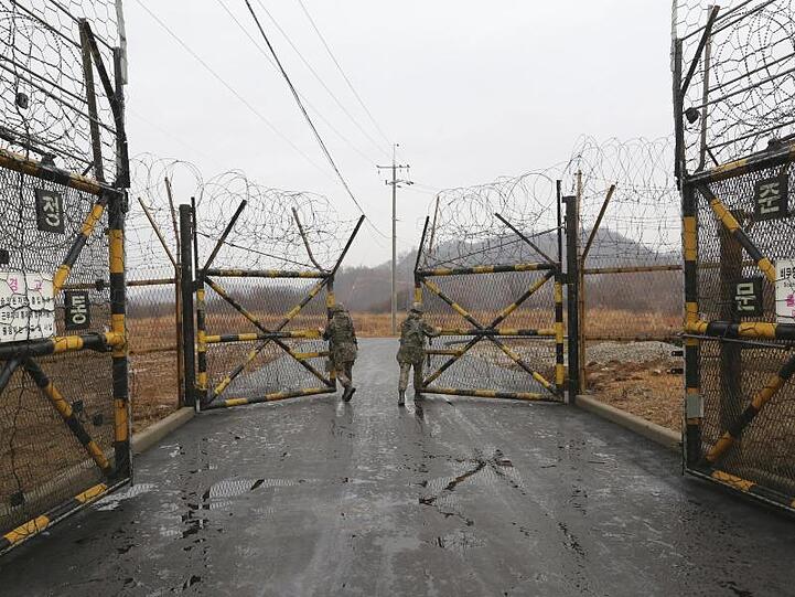 Annäherung: Soldaten der südkoreanischen Armee öffnen ein Tor zur entmilitarisierten Zone am zentralen Teil der innerkoreanischen Grenze.