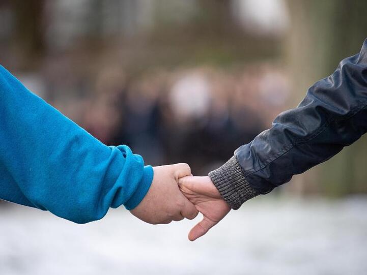 Schüler halten sich während der Gedenkfeier in einer Menschenkette an der Hand. Ein ehemaliger Schüler hatte am 11. März 2009 in der Albertville-Realschule sowie auf der anschließenden Flucht 15 Menschen erschossen.