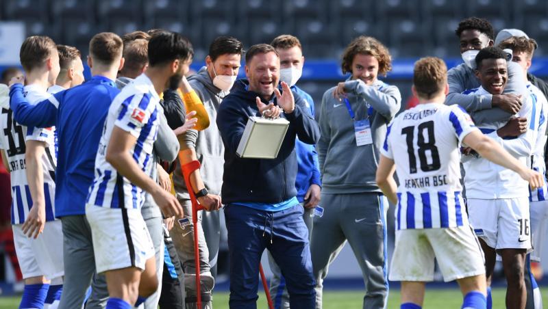 Trainer Pal Dardai (M.) führte Hertha BSC zum Klassenerhalt.