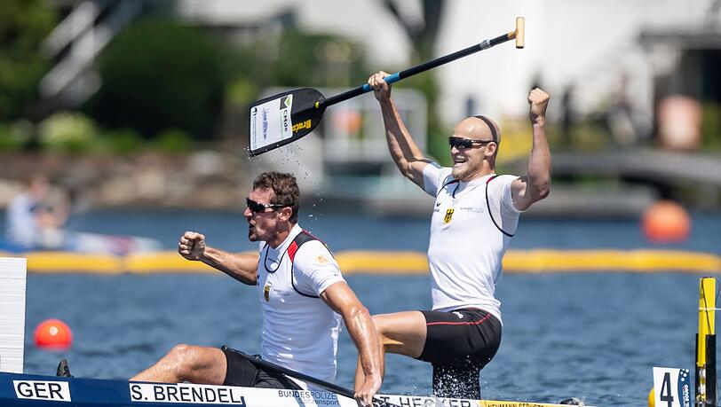 Sebastian Brendel (l) und sein Teamkollege Tim Hecker aus Deutschland jubeln.