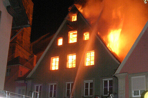 105 Feuerwehrleute konnten das Haus in der Weißenburger Altstadt nicht retten, verhinderten aber ein Übergreifen auf andere Gebäude. Menschen wurden bei der Katatrophe nicht verletzt.
