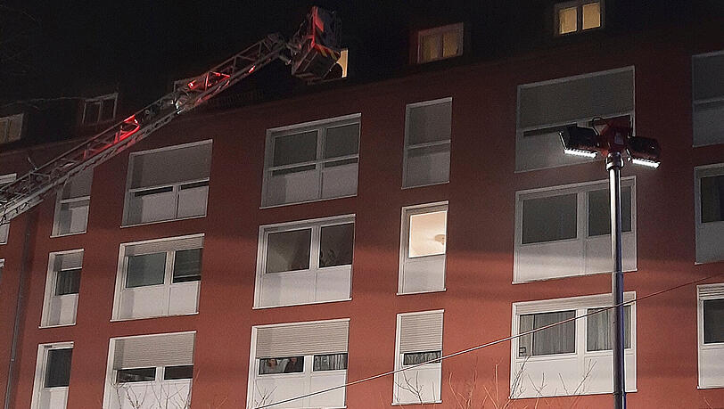 Eine Mutter mit ihren zwei Kindern musste von der Feuerwehr über eine Drehleiter gerettet werden.