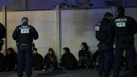 Dutzende Menschen wurden in Paris festgenommen.