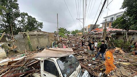 Zahlreiche Häuser lagen in Trümmern.