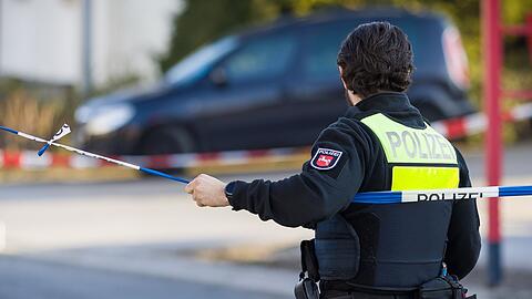 Die Polizei wurde in der Nacht per Notruf zu der Tat gerufen.
