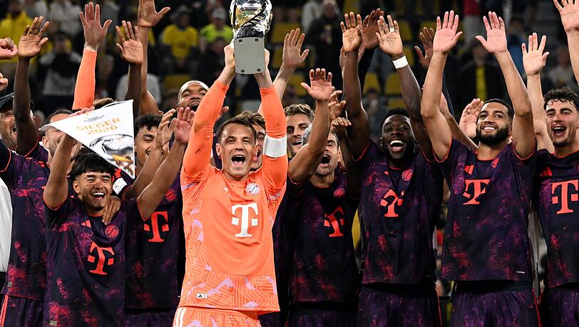 Da ist das Ding! Manuel Neuer streckt den Franz-Beckenbauer-Supercup in den Dortmunder Nachthimmel. Da ist das Ding! Manuel Neuer streckt den Franz-Beckenbauer-Supercup in den Dortmunder Nachthimmel.