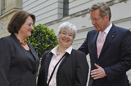 Bundespraesident Christian Wulff scherzt am Freitag (01.07.11) vor der Allerheiligen Hofkirche in der Residenz in Muenchen mit Bundesjustizministerin Sabine Leutheusser-Schnarrenberger (FDP, l.) und der Praesidentin des Bundespatentgerichtes, Beate Schmidt. Anlass der Begegnung war ein Festakt zum 50-jaehrigen Bestehen des Bundespatentgerichts. Das Bundespatengericht ist fuer Verfahren auf dem Gebiet des gewerblichen Rechtsschutzes zustaendig, zu seiner Richterschaft zaehlen nicht nur Juristen, sondern auch Naturwissenschaftler.