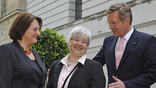 Bundespraesident Christian Wulff scherzt am Freitag (01.07.11) vor der Allerheiligen Hofkirche in der Residenz in Muenchen mit Bundesjustizministerin Sabine Leutheusser-Schnarrenberger (FDP, l.) und der Praesidentin des Bundespatentgerichtes, Beate Schmidt. Anlass der Begegnung war ein Festakt zum 50-jaehrigen Bestehen des Bundespatentgerichts. Das Bundespatengericht ist fuer Verfahren auf dem Gebiet des gewerblichen Rechtsschutzes zustaendig, zu seiner Richterschaft zaehlen nicht nur Juristen, sondern auch Naturwissenschaftler. Bundespraesident Christian Wulff scherzt am Freitag (01.07.11) vor der Allerheiligen Hofkirche in der Residenz in Muenchen mit Bundesjustizministerin Sabine Leutheusser-Schnarrenberger (FDP, l.) und der Praesidentin des Bundespatentgerichtes, Beate Schmidt. Anlass der Begegnung war ein Festakt zum 50-jaehrigen Bestehen des Bundespatentgerichts. Das Bundespatengericht ist fuer Verfahren auf dem Gebiet des gewerblichen Rechtsschutzes zustaendig, zu seiner Richterschaft zaehlen nicht nur Juristen, sondern auch Naturwissenschaftler.