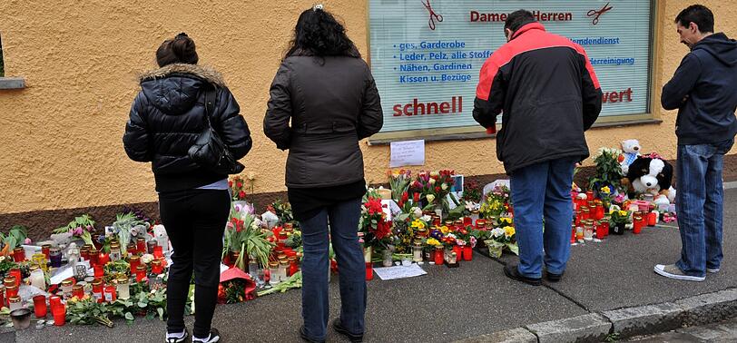 Trauernde am Tatort: &bdquo;Das Geschehene wird im Prozess noch einmal vergegenwärtigt, was sicher sehr schmerzhaft ist.&ldquo;
