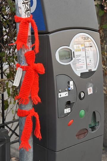 Guerilla-Knitter in Action: So wird München mit Strick verziert. Die Bilder