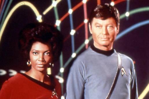Science-Fiction-Medizin a la Raumschiff Enterprise werden wir freilich nie erleben - auch wenn noch so viele Daten gesammelt werden: Schiffsarzt Dr. McCoy (re.) neben Nyota Uhura.