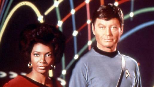 Science-Fiction-Medizin a la Raumschiff Enterprise werden wir freilich nie erleben - auch wenn noch so viele Daten gesammelt werden: Schiffsarzt Dr. McCoy (re.) neben Nyota Uhura.
