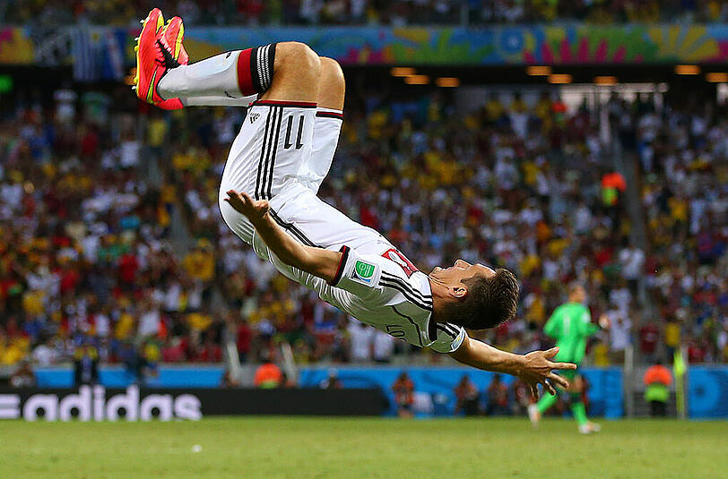 Zum Abheben: Miroslav Klose erzielt gegen Ghana das 2:2 und damit seinen 15. Treffer bei einer Weltmeisterschaft. Er zieht mit Ronaldo gleich.
