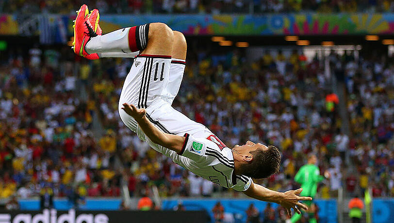 Zum Abheben: Miroslav Klose erzielt gegen Ghana das 2:2 und damit seinen 15. Treffer bei einer Weltmeisterschaft. Er zieht mit Ronaldo gleich. Zum Abheben: Miroslav Klose erzielt gegen Ghana das 2:2 und damit seinen 15. Treffer bei einer Weltmeisterschaft. Er zieht mit Ronaldo gleich.
