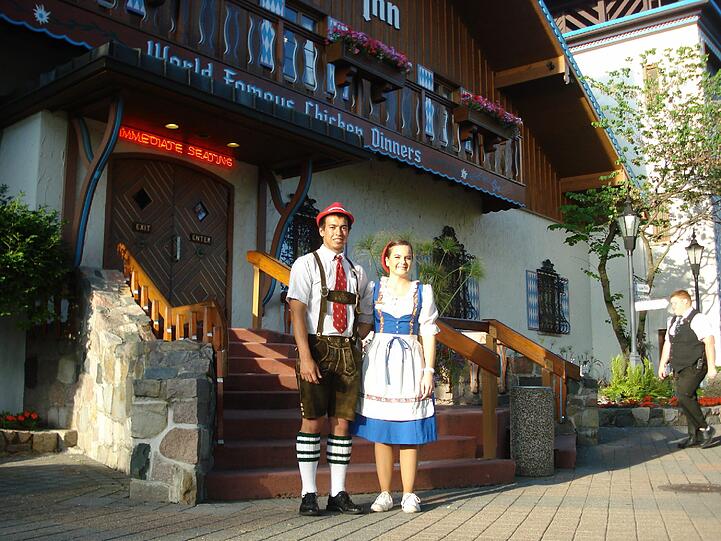 Zwei Kellner in «bayerischer» Tracht stehen in Frankenmuth vor dem Bavarian Inn
