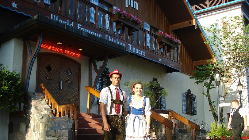 Zwei Kellner in «bayerischer» Tracht stehen in Frankenmuth vor dem Bavarian Inn Zwei Kellner in «bayerischer» Tracht stehen in Frankenmuth vor dem Bavarian Inn