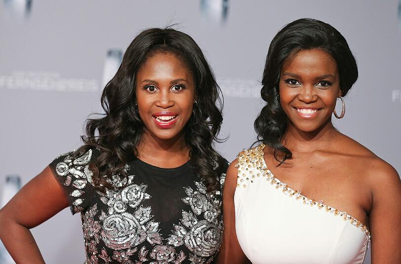 Die Tänzerin Mozie Mabuse (l) und ihre Schwester Otlile Mabuse