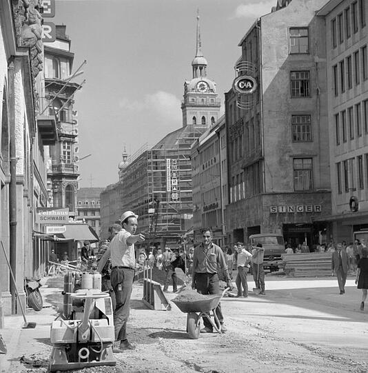 Bauarbeiten in der Fußgängerzone anno 1969