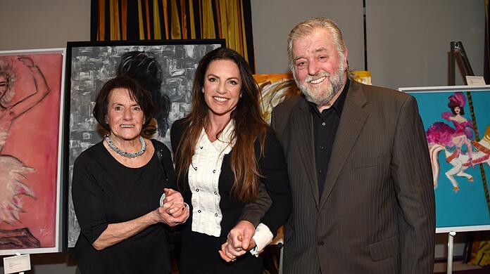 Christine Neubauer und ihre Eltern Erwin und Lydia Neubauer bei ihrer Vernissage im Februar 2016.