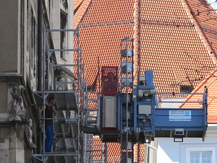 Bei schönstem Wetter habe ich ein paar Baustellen im Zentrum gesehen und kreativ fotografiert. Viele Besucher genießen ein Sonnenbad und machen eine Essenpause am Max-Joseph-Platz. Die Tauben, die auf den ersten Blick verletzt oder krank ausschauen, aalen sich eigentlich in der Sonne.