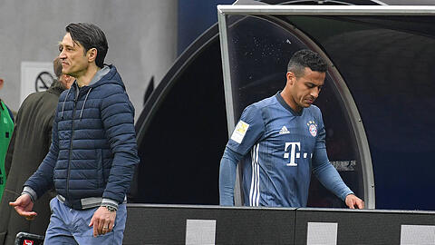 Thiago (re.) musste gegen RB Leipzig verletzt ausgewechselt werden.