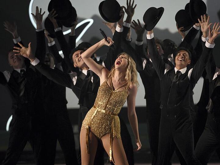 Taylor Swift tritt mit einem Medley im Microsoft Theater auf.