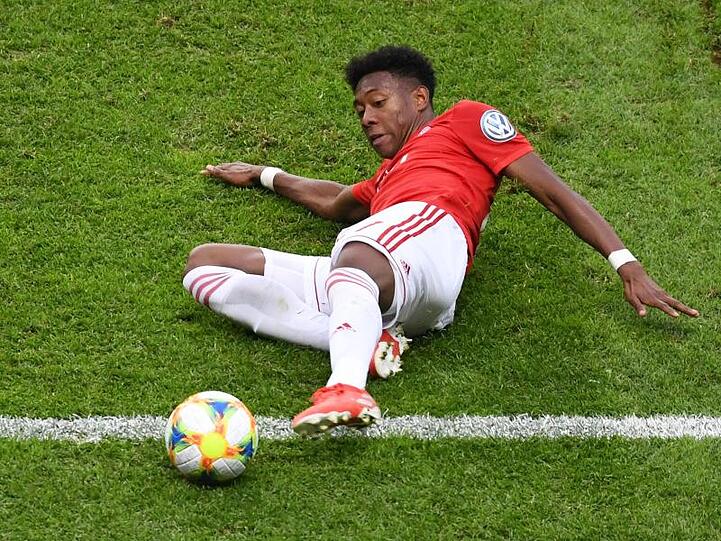Bayerns David Alaba versucht den Ball von der Seitenauslinie zu retten. Foto: Hendrik Schmidt/Archivbild
