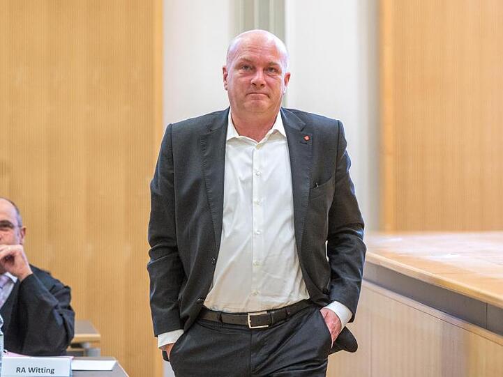 Joachim Wolbergs, suspendierter Oberbürgermeister von Regensburg, steht im Verhandlungssaal. Foto: Armin Weigel/dpa/Archivbild