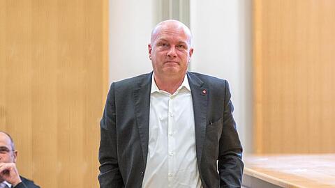 Joachim Wolbergs, suspendierter Oberbürgermeister von Regensburg, steht im Verhandlungssaal. Foto: Armin Weigel/dpa/Archivbild